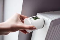 Ganz leicht Heizkosten reduzieren dank smarter Thermostate am Heizkörper.<br />Bild: antic - stock.adobe.com / DANIEL JEDZURA