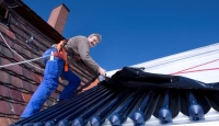 Durch flexible Montagemöglichkeiten kann eine solarthermische Anlage an nahezu alle baulichen Rahmenbedingungen angepasst werden. Zugleich lässt sich die „Sonnige Heizung“ mit jedem erdenklichen Wärmeerzeuger kombinieren.<br />Bild: BDH