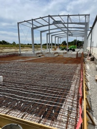 Die 400 m2 große Rampe wurde beim Bau der Lagerhalle direkt mit der Freiflächenheizung von herotec ausgestattet.