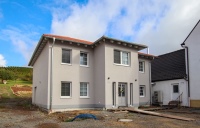 Das massive Einfamilienhaus wurde ganz nach den Vorstellungen der Bauherrenfamilie in Systembauweise gebaut.<br />Bild: Dennert