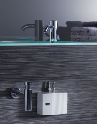 Der elektronische AEG Klein-Durchlauferhitzer MTE eignet sich für das Handwaschbecken im Gäste-WC, wo er ab 3,5 kW Heizleistung ausreichende Mengen Warmwasser bedarfsgerecht und energiesparend zur Verfügung stellt.<br />Bilder: AEG Haustechnik
