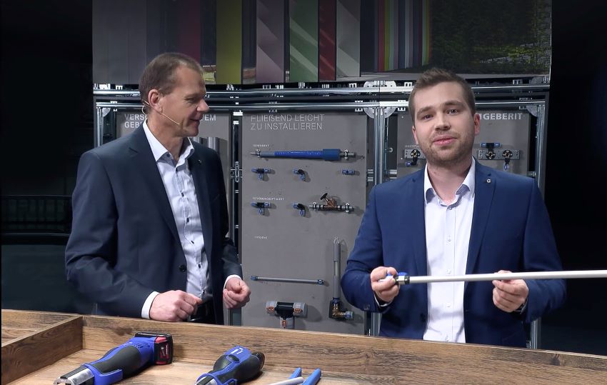 Im Studio erklären die Geberit Expertinnen und Experten...