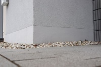 Der kombinierten Klebe- und Armierungsspachtel HECK K+A SL ist im Sockelbereich gedämmter Fassaden für alle drei Herausforderungen – Kleben, Armieren und Abdichten – geeignet. <br />Bild: HECK Wall Systems<br />