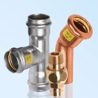 Flüssiggas ist Teil der Wärme-Infrastruktur und wird mit den Sanha-Serien NiroSan Gas (links), SANHA-Press Gas (rechts) sowie den PURAFIT-Fittings (vorn) sicher transportiert.<br />Bild: Sanha GmbH <br />