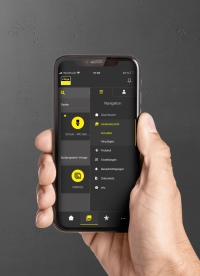 In kleineren Nutzungseinheiten erfolgt die Programmierung und Steuerung der „Prevista Dry“-WC-Elemente mit „AquaVip“-Spülstation idealerweise über Bluetooth per kostenloser Viega-App Prevista Hygiene Control (li.). In größeren Gebäuden können die Viega-Vorwandelemente mit Spülfunktion aber genauso über einen Controller an das Trinkwassermanagementsystem „AquaVip Solutions“ sowie an die Gebäudeautomation angebunden werden.<br />Bilder: VIEGA