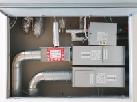 Über die in der Zwischendecke montierten SMART Boxen können die Bewohner die Zu- und Abluft individuell regulieren. Die bedarfsgerechte Versorgung der einzelnen Wohnungen ist so einfach möglich.<br />Bilder: Airflow