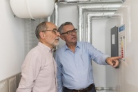 Die Nutzung von Pellets ist klimaneutral – Auskunft gibt es von Gebäudeenergieberaterinnen und Gebäudeenergieberatern.<br />Bild: Zukunft Altbau