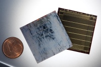 Solarzellen als Baumaterial? Ein Forschungsteam am KIT entwickelte mit der Firma SUNOVATION Perowskit-Solarmodule in Marmoroptik für Gebäudefassaden.<br />Bild: Amadeus Bramsiepe, KIT