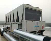 Daikin baut sein Kreislaufwirtschaftsprogramm L∞P by Daikin weiter aus und verwendet eine Mischung aus zertifiziertem rückgewonnenem R-134a-Kältemittel und neu produziertem Kältemittel nun auch in ausgewählten Kaltwassersätzen.<br />Bild: Daikin