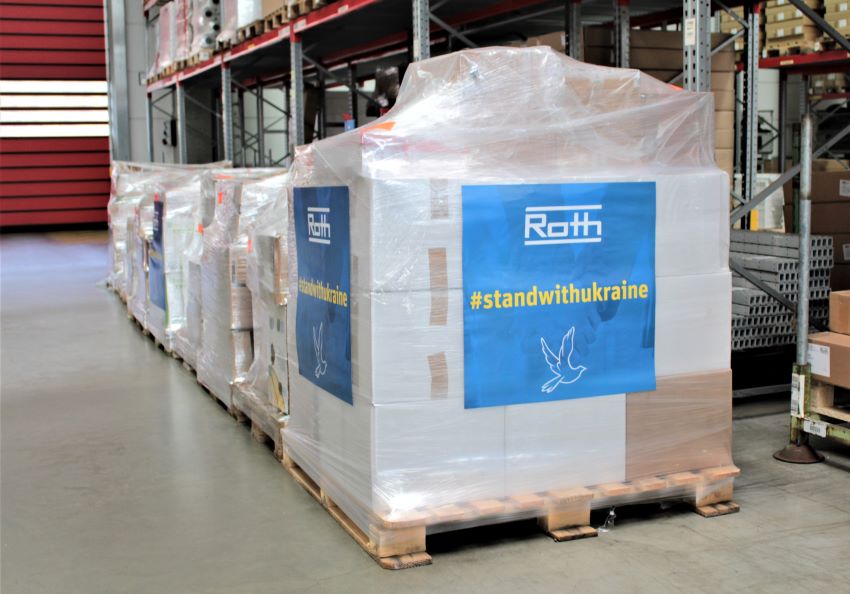 Mitarbeitende des Roth Familienunternehmens haben Lebensmittelpakete...