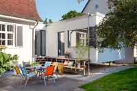 Viel Erfahrung beim Bauen von Fertighäusern in Holzrahmenbauweise hat SchwörerHaus. Das Unternehmen setzt bei seinen sogenannten Flying Spaces auf eine Rundum-Dämmung mit Mineralwolle und sichert so den Wärme-, Schall- und Brandschutz auch auf engen Baugrundstücken. <br />Bild: SchwörerHaus / J. Lippert