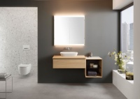 Als Element der Badmöbelserie Geberit ONE ist der neue Geberit ONE Spiegelschrank mit dem Lichtkonzept Geberit ComfortLight in fünf verschiedenen Größen erhältlich und wird in Aluminium eloxiert und in Weiß sowie voll verspiegelt oder wahlweise mit beleuchteter Nische angeboten. 