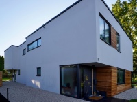 In Hamburg erbaute Familie Müller-Wiefel ein Doppelhaus, dessen eine Hälfte sie selbst bewohnt. Gutes Design und hochwertige Materialien waren dem Bauherrn dabei besonders wichtig. 