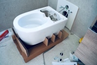 Praktisch: Die Verpackung des Geberit AquaClean Dusch-WCs fungiert gleichzeitig als Einbauhilfe.