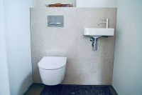 Die Gäste-WCs in beiden Haushälften wurden mit Keramiken aus der iCon Serie bestückt und mit formschönen Handwaschbecken ergänzt.