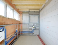 Das Vorwandinstallationssystem GIS lässt sich ideal mit der Badserie ONE kombinieren: So werden notwendige, aber nicht unbedingt ansehnliche Funktionskomponenten – wie hier im Bad – einfach hinter die Wand verlegt.