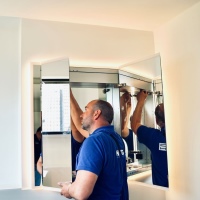 Die Türen des ONE Spiegelschranks schließen bündig mit der Wand ab. Durch den Einbau des Schranks in die Vorwand gewinnen die Badbenutzer neben Stauraum auch noch viel Freiraum am Waschplatz.