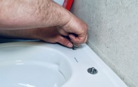 Das Geberit ONE WC hat keine sichtbaren Befestigungsschrauben und kann vom Fachmann auch nachträglich in unterschiedlichen Höhen mit einem Spielraum von -1 bis +3 Zentimetern installiert werden.