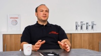 Michele Testa von der Testa Haus- & Energietechnik aus Ulm: „Zehnder vereinfacht mir als ‚AUFWIND‘ Partner die Planung und Auslegung eines Lüftungssystems erheblich.“