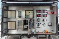 Der spezielle Versuchsaufbau im Geberit Brandlabor zeigt gemäß den geltenden Prüfnormen, wie sich die Ausbreitung des Feuers in einem Installationsschacht verhindern lässt – durch verglaste und feuerbeständige Fenster live zu beobachten.