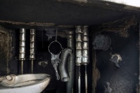 Die Geberit Brandschutzmanschetten Geberit Rohrschott90 Plus EN sowie das Geberit Rohrschott120 verschließen Rohrdurchführungen durch Wand und Decke bei einem Feuer und verhindern im Rahmen der geltenden Prüfnormen den Übertritt von Rauch und Feuer in einen anderen Brandabschnitt je nach Modell für 30, 60, 90 bzw. 120 Minuten.<br />Bilder: Geberit