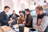 Die Besucher können das Versorgungssystem Geberit FlowFit in der Praxis ausprobieren – und selbst ablängen und verpressen.