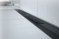 Komplettiert wird die neue Duschrinne ACO ShowerDrain S+ mit dem Edelstahlrost Stripes, hier in der neuen Design-Variante Schwarz.