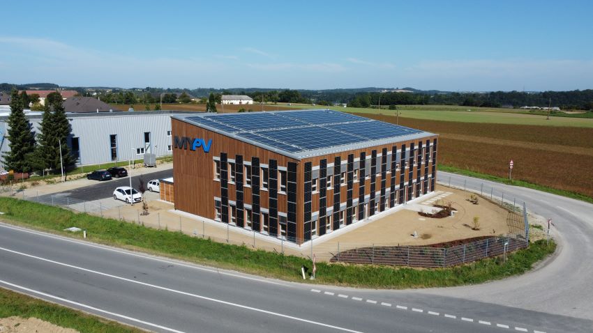 Eine 100 kWp Photovoltaikanlage auf dem Pultdach und...