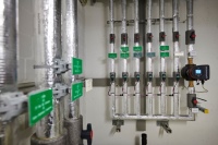 Blick auf die nur teilweise neu aufgebaute, dank der Viega-Ventile „Zirk-e“ jetzt aber hydraulisch optimal abgeglichene Verteilung mit den abgehenden Zirkulationssträngen für Trinkwasser warm im Perinatal-Zentrum der Asklepios Klinik Hamburg-Altona. <br />Bilder: <a href=" https://www.viega.de/de/homepage.html" target="_blank">Viega</a>
