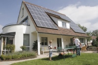 Strom aus der eigenen Solaranlage senkt die laufenden Ausgaben für Strom um ein Drittel und mehr. <br />Bild: Bausparkasse Schwäbisch Hall