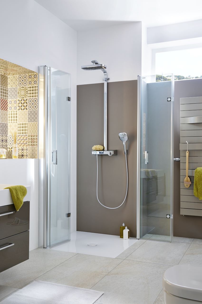 Mit ganz die Wand weggeklappten Türen bietet die Glasdusche...