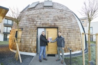 Erfolgreiche Zusammenarbeit für das Skydome-Haus: Horst Dichtl (links) von Roth Werke und Bauherr sowie SHK-Fachinstallateur Stefan Friedl (rechts). 