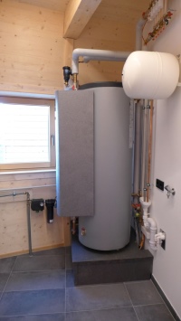 Die platzsparende Roth Hydraulikeinheit TAF 180 l/62 l beinhaltet Warmwasser- und Pufferspeicher, die komplette Hydraulik ist bereits integriert. 