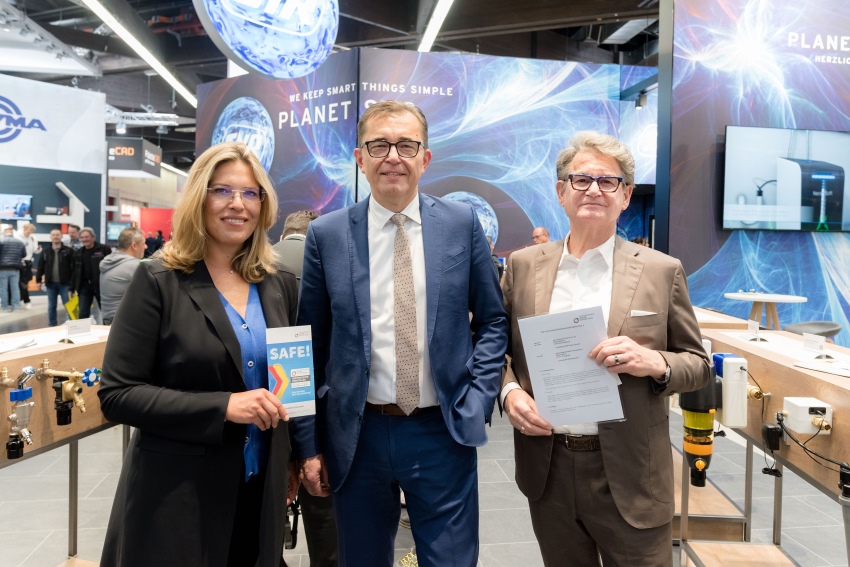Vertragsunterzeichnung HÜV 2.0 auf der ifh in Nürnberg....