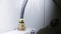 Das Viega-Rohrleitungssystem „Raxofix“ ist thermisch und mechanisch extrem belastbar, zeigen die Dauertests unter anderem in einer Kältekammer. Das gibt Verarbeitungssicherheit auf der Baustelle. <br />Bilder: <a href=" https://www.viega.de/de/produkte/anwendungen/heizungs-installation/raxofix.html" target="_blank">Viega</a>