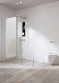 Im umfangreichen Sortiment der Badserie Geberit ONE findet sich auch eine Walk-in-Duschwand. Das Installationselement zur Befestigung befindet sich in der Vorwand, in die sich die Duschwand nahtlos integrieren lässt. Dadurch kommt die Duschwand ohne sichtbare Beschläge aus. Die Nischenablagebox wird ebenfalls in die Vorwand eingebaut und ermöglicht so die platzsparende Verstauung der Duschutensilien.
