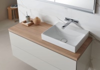 Neu im Sortiment sind unter anderem Möbelwaschtische in eckigem Design, die sowohl mit einem horizontalen als auch mit einem vertikalen Ablauf (hier zu sehen) erhältlich sind.