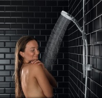 Großformatigen Duschgenuss erleben Sie mit dem Volumen-Strahl. Die feinen Wassertropfen der Microauslässe sorgen für einen angenehmen Frischekick.