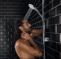 So macht Haare waschen Spaß: Die feinen Wasserperlen des kraftvollen Shampoos-Strahl entfalten ihre Tiefenwirkung erst auf der Kopfhaut.<br />Bilder: VIGOUR