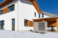 Holzfeuer und Wärmepumpe: Hybridsysteme liefern das ganze Jahr nachhaltige Energie.<br />Bild: HKI<br /><br />