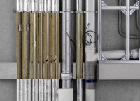 Ein Detail, das auf jeder Baustelle künftig eine Menge Zeit spart: Die Viega-Rohrleitungsabschottung erlaubt, Elektroleitungen mit einem Außendurchmesser von bis zu 14 mm um die Rohrdämmung herum anzuordnen und einzumörteln. Ein Elektroschott ist hierfür nicht mehr erforderlich.