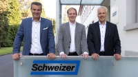 Gunnar Johansson (rechts) übernimmt die Leitung des Geschäftsbereichs Solarsysteme der Ernst Schweizer AG von Sjef de Bruijn (links), in der Mitte Unternehmensleiter Samuel Schweizer.<br />Bild: Ernst Schweizer