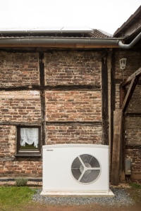 Wärmepumpen sind auch im Bestand problemlos einsetzbar – hier die Luft-Wasser-Wärmepumpe WPL 25, die speziell für die Sanierung als Alternative zu Öl- oder Gaskesseln entwickelt wurde.<br />Bilder: <a href=" https://www.stiebel-eltron.de/de/home.html" target="_blank">Stiebel Eltron</a><br />