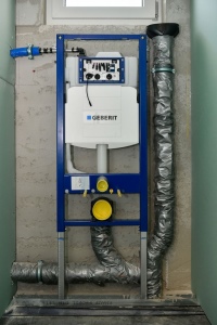 Um den regelmäßigen Wasseraustausch im Neubau zu gewährleisten, entschieden sich Bauherr und Installateur für Geberit Unterputz-Spülkasten mit integrierter Hygienespülung, die in den Mietbädern installiert sind.