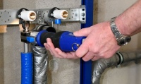 Im Bereich der Trinkwasseranlage kommt das Versorgungssystem Geberit FlowFit zum Einsatz. Mit seiner lateralen Verpressung sorgt es für einen besonders komfortablen und wirtschaftlichen Workflow.