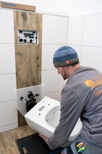 Seitlich geschlossene WC-Keramiken wie das Geberit Smyle Square WC können dank EFF3-Befestigung schnell und einfach montiert werden.