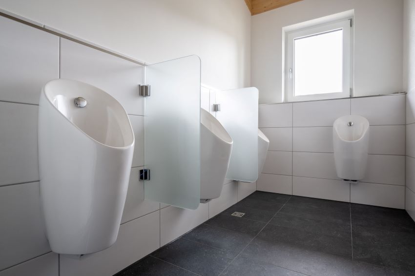 In den Gemeinschaftsbädern finden sich Urinale des...