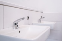 Dank der berührungslosen Armatur Geberit Typ 185 mit Infrarotsensor ist eine besonders hygienische Reinigung der Hände möglich. Berührungslose Armaturen übernehmen vor allem in Gemeinschaftsbädern eine wichtige Funktion, da Handkontakte minimiert werden. In Kombination mit dem schlanken Renova Plan Waschtisch ergibt sich zudem eine elegante Optik. 