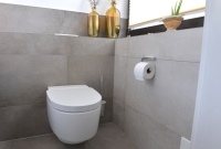 Das Geberit AquaClean Mera Classic bringt modernen Komfort und Wohlbefinden in das kleine Gästebad.<br />Bilder: Geberit