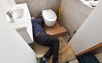 Die Installation des Geberit AquaClean Mera kann dank Montagehilfe ganz einfach von einer Person durchgeführt werden.